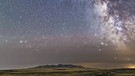Die Sternbilder Steinbock, Schütze und Skorpion am Horizont neben der Milchstraße, aufgenommen in Kanada. In der Bildmitte oben, links der Milchstraße, ist der helle Stern Atair im Adler zu sehen, im rechten Bereich der Milchstraße steht Saturn (Sommer 2017). | Bild: Imago Images / Stock Trek Images