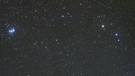 Sternbild Widder. Links vom Widder sind deutlich die Plejaden zu sehen, deren schimmernder Fleck beim Auffinden des Widders helfen kann. | Bild: A.Fujii/DavidxMalinxImages/Novapix/Leemage