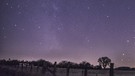 Die Milchstraße am Nachthimmel. Rechts davon hebt das Sternbild Skorpion seinen Kopf über den Horizont, links der Milchstraße ist das Sternbild Schütze teilweise zu sehen. | Bild: Michael Huster