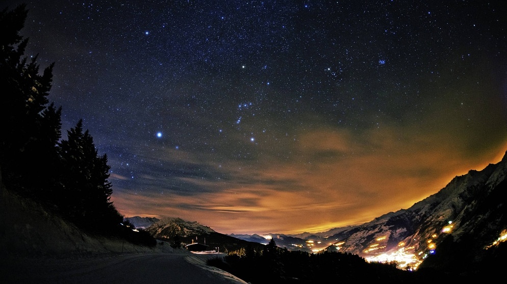 Der Stern Sirius im Sternbild Großer Hund (links) neben den Sternbildern Orion (Bildmitte) und Stier (rechts oben) Ende Dezember über den französischen Alpen | Bild: imago/Leemage