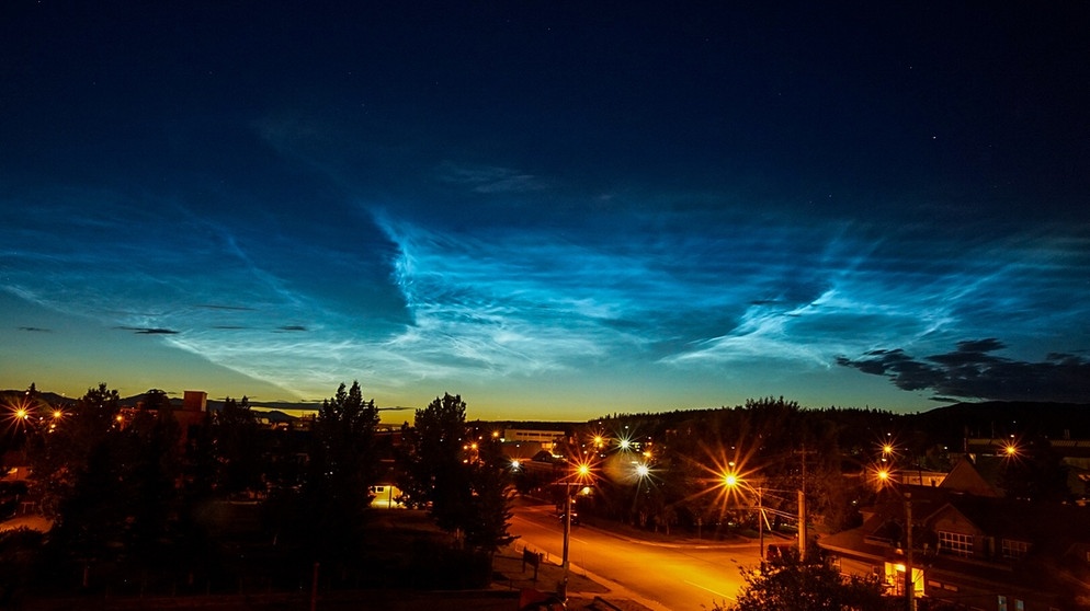 Leuchtenden Nachtwolken über Whitehorse in Kanada. | Bild: Lukas Wunschik