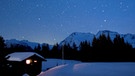 Der Sternenhimmel voller Sterne über den Bergen in der Schweiz | Bild: picture-alliance/dpa