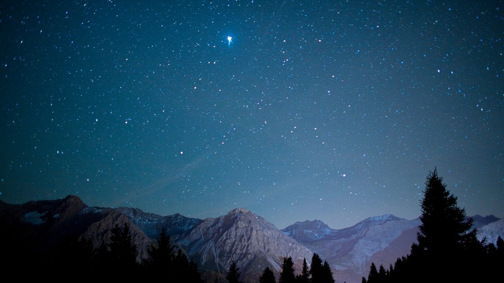 Der Sternenhimmel voller Sterne über den Alpen in der Schweiz | Bild: picture-alliance/dpa