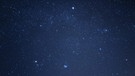 Die Plejaden im Sternbild Stier und Kapella im Fuhrmann, fotografiert von Petra Eversberg. Das helle Stierauge Aldebaran und Kapella sind zwei der Sterne, die das helle Wintersechseck bilden. | Bild: Petra Eversberg