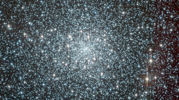 Der Kugelsternhaufen NGC6397 besteht aus etwa 400.000 Sternen. Kugelsternhaufen sind sehr alte Gebilde in unserer Galaxie, Offene Sternhaufen dagegen bestehen aus eher jungen Sternen. | Bild: Europäische Südsternwarte ESO
