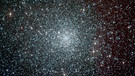 Der Kugelsternhaufen NGC6397 besteht aus etwa 400.000 Sternen. Kugelsternhaufen sind sehr alte Gebilde in unserer Galaxie, Offene Sternhaufen dagegen bestehen aus eher jungen Sternen. | Bild: Europäische Südsternwarte ESO