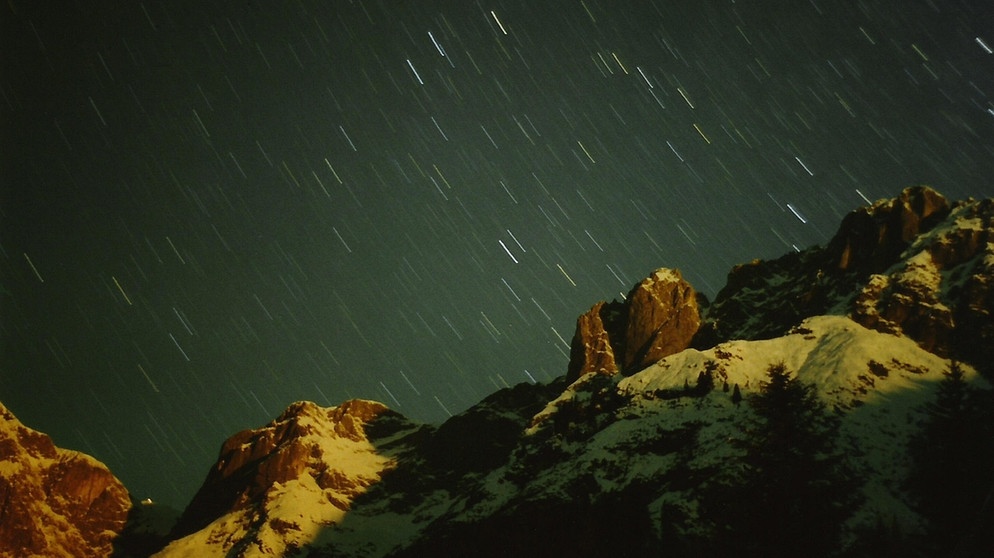 Strichspuren der Sterne über 25 Minuten, aufgenommen beim Mondaufgang in den Alpen im Lammertal von Steffen Werner. | Bild: Steffen Werner