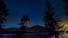 Das Sternbild Großer Bär (Großer Wagen) am Sternenhimmel über dem Walchensee. | Bild: Robert Kukuljan