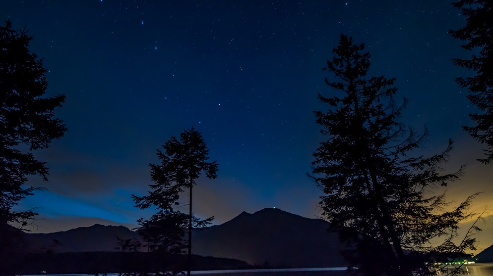 Das Sternbild Großer Bär (Großer Wagen) am Sternenhimmel über dem Walchensee. | Bild: Robert Kukuljan