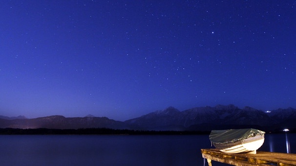 Der Sternenhimmel über dem Hopfensee im Allgäu. Wir verraten, welche Sterne, Planeten und Sternschnuppen in diesem Monat am Nachthimmel zu sehen sind. | Bild: picture-alliance/dpa
