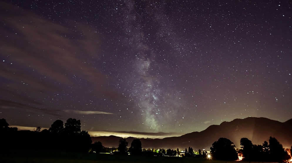 Milchstraße über Lenggries mit den Sternbildern Schütze und Skorpion von Robert Kukuljan im Sommer 2017 fotografiert. | Bild: Robert Kukuljan