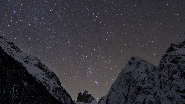Sternenhimmel mit dem Sternbild Orion über den Drei Zinnen, fotografiert Mitte Dezember 2020 von Norbert Scantamburlo. Orion ist das markanteste Sternbild aus dem Wintersechseck. | Bild: Norbert Scantamburlo