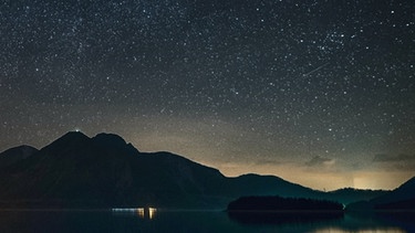 Der Walchensee mit Blick zum Herzogstand mit Sternenpracht ist zu sehen. | Bild: Robert Kukuljan