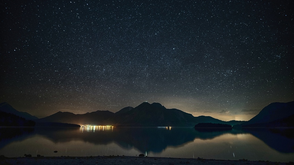 Der Walchensee mit Blick zum Herzogstand mit Sternenpracht ist zu sehen. | Bild: Robert Kukuljan