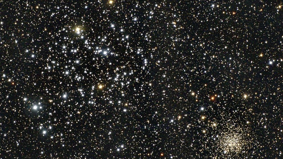 Die beiden Offenen Sternhaufen M25 (groß, links) und NGC 2158 (unten rechts) im Sternbild Zillinge | Bild: NOAO