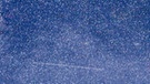 Zwei Sternschnuppen vor zarter Milchstraße | Bild: Jasmin Wieczorek