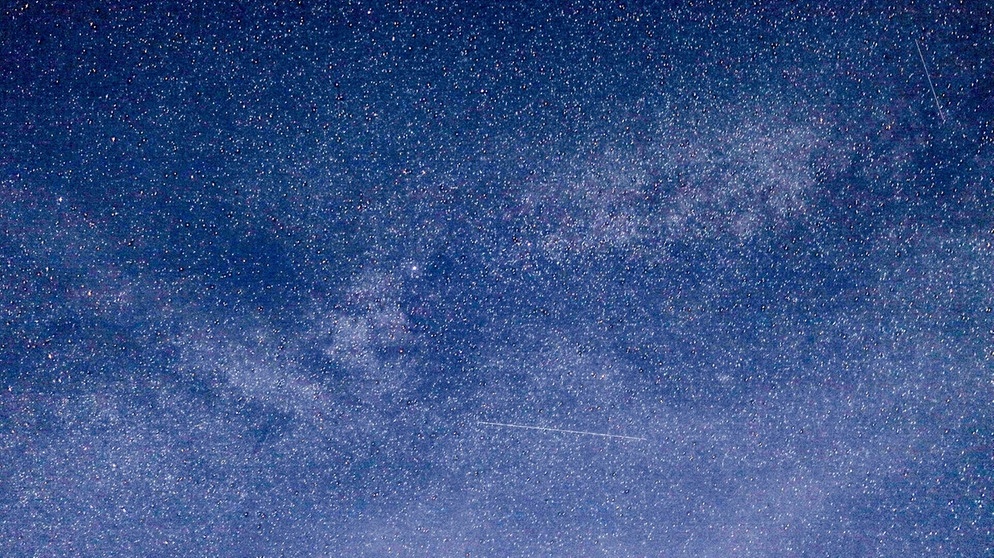 Zwei Sternschnuppen vor zarter Milchstraße | Bild: Jasmin Wieczorek