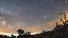 Der Sternschnuppenregen der Lyriden ist immer im April zu sehen, am besten in den Morgenstunden. Diese Aufnahme stammt aus dem Jahr 2018. | Bild: picture-alliance/dpa