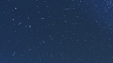 Sternschnuppen des Draconiden-Schauers flitzen über den Sternenhimmel. Bei diesem Foto der Draconiden ist zu sehen, dass die Sternschnuppen eines Meteorstroms alle von einem Ausgangspunkt her über den Himmel zu ziehen scheinen, dem sogenannten Radianten (hier links oben). | Bild: J. C. Casado/starryearth.com