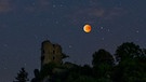 Blutmond während der totalen Mondfinsternis am 27. Juli 2018 über der Burgruine Neideck von Jakob Schultz | Bild: Jakob Schultz