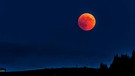 Blutmond während der totalen Mondfinsternis am 27. Juli 2018 über dem Sudelfeld von Karl Schwitzer | Bild: Karl Schwitzer