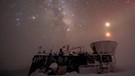 Die Mondfinsternis vom geografischen Südpol, war ziemlich windig mit aufgewirbelten Schnee, etwas diesig aber dafür warm, "nur" -45°C. Hier ist Mars oben und der Mond unten. Das Gebaeude ist das Martin A. Pomerantz Observatory (MAPO) mit dem SPUD/Keck-Array Mikrowellenteleskop.
| Bild: Robert Schwarz