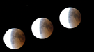 Totale Mondfinsternis am 27.07.2018 zeigt den Mond langsam aus dem Erdkernschatten austreten, zwischen 23:24 und 23:40 Ortszeit. Hier erkennt man schon deutlich die "normale" Vollmond-Farbe von der linken Seite aus zunehmend. | Bild: Christopher Speidel