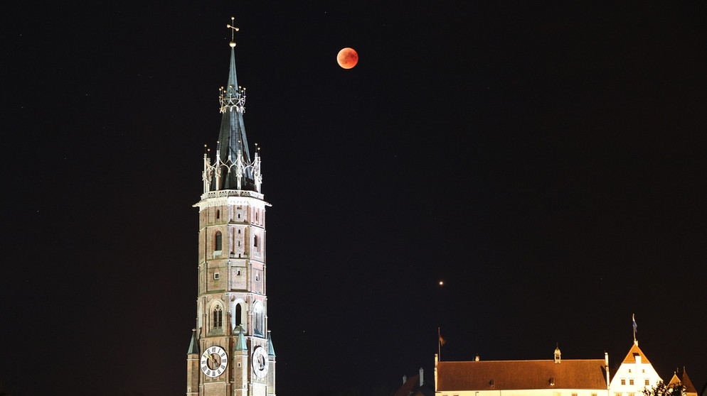Die totale Mondfinsternis vom 27.07.2018 hinter der Kulisse der Burg Trausnitz in Landshut. | Bild: Norbert Hörmann
