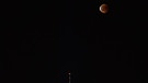 Blutmond und Mars über Berliner Fernsehturm während der totalen Mondfinsternis am 27.07.2018 | Bild: Rachel Ramin