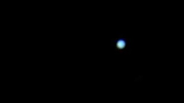 Planet Uranus am 26. Dezember 2020, fotografiert von Jozef Borovsky. Der Gasplanet ist so weit von der Erde entfernt, dass er selbst in Teleskopen bestenfalls als winziges Scheibchen zu sehen ist.  | Bild: Jozef Borovsky