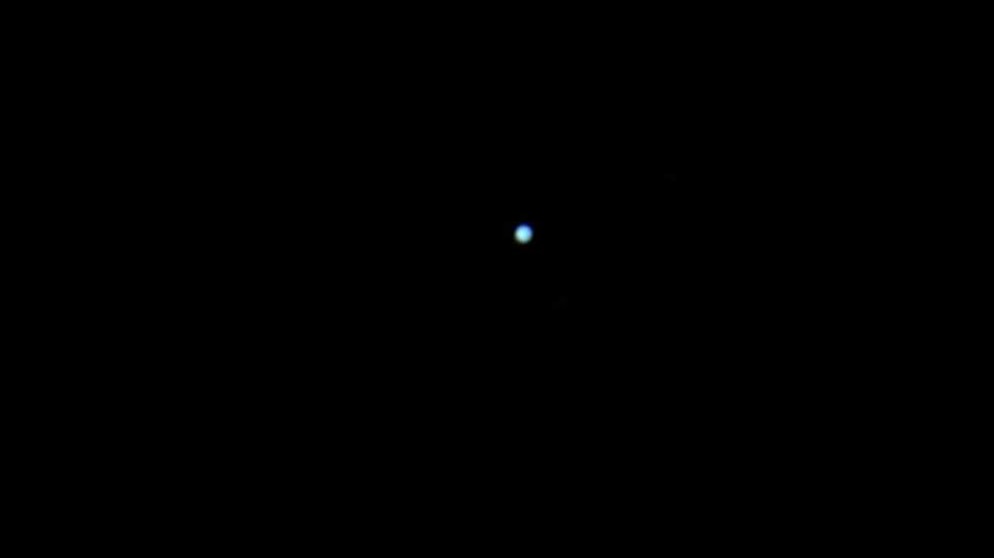 Planet Uranus am 26. Dezember 2020, fotografiert von Jozef Borovsky. Der Gasplanet ist so weit von der Erde entfernt, dass er selbst in Teleskopen bestenfalls als winziges Scheibchen zu sehen ist.  | Bild: Jozef Borovsky