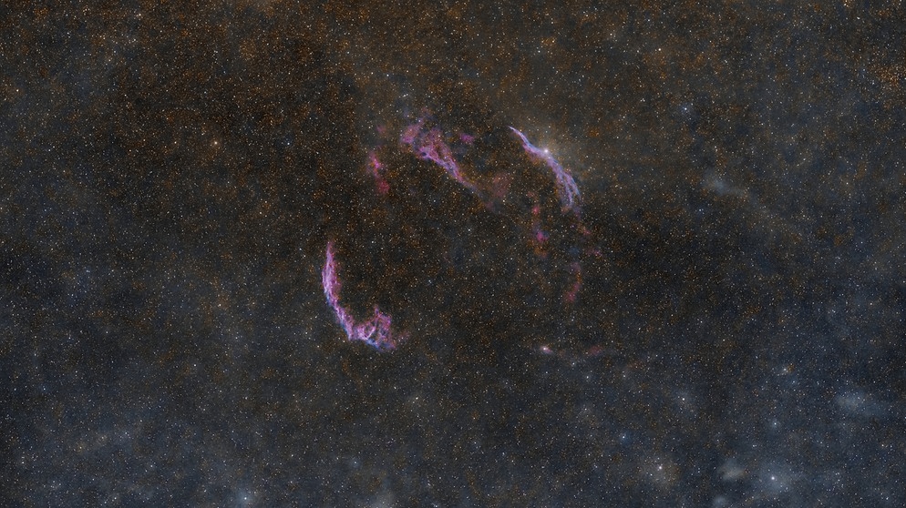 Cirrusnebel (auch als Schleier-Nebel, englisch Veil nebula bezeichnet), 135mm Widefieldaufnahme, 6 Std. belichtet, Juli 2023 | Bild: Jan Lindemann
