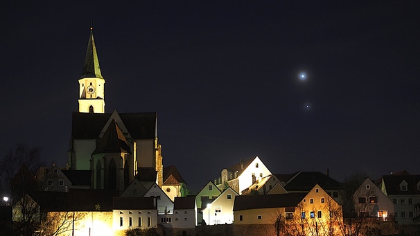 Anfang März 2023 steht die strahlend helle Venus nur wenig über Jupiter, dem größten Planeten. Manfred Kellner hat die Begegnung am Abendhimmel über Nabburg fotografiert. | Bild: Manfred Kellner