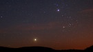Die beiden hellen Planeten Venus (dicht am Horizont) und Jupiter (darüber) im Sommer 2012 frühmorgens im Osten. Venus und Jupiter sind die hellsten Planeten des Sonnensystems und weitaus heller als jeder Stern am Nachthimmel. | Bild: Horst Ulbricht