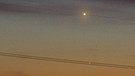 Die Planeten Venus und Merkur morgens am 21. Mai 2020 - aufgereiht an den Stromleitungen von Pliening, aufgenommen von Horst Loskot. | Bild: Horst Loskot