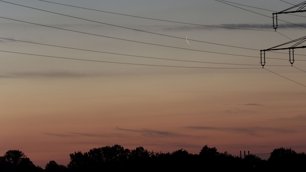 Die dünne Sichel von Planet Venus neben der dünnen Mondsichel am Morgen des 19. Juni 2020 über Ingolstadt, fotografiert von Janina Dynowski | Bild: Janina Dynowski