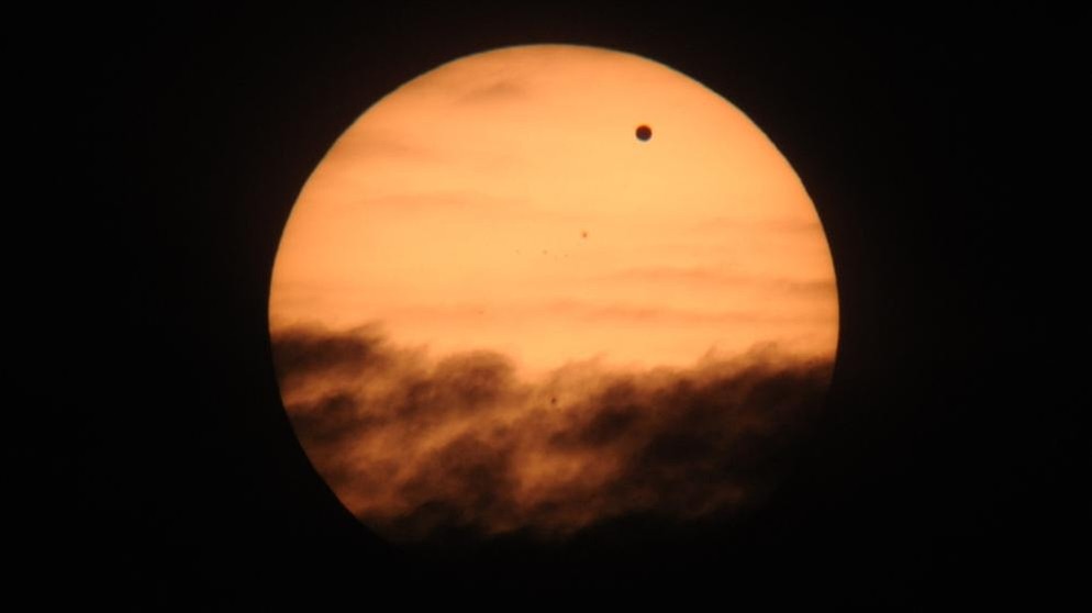 Venustransit bei Sonnenaufgang am 6. Juni 2012, aufgenommen in der Nähe von Oxbüll bei Flensburg | Bild: Wolfgang Volmer