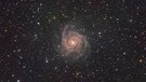 Die Galaxie IC 342, auch unter dem Namen "Versteckte Galaxie" bekannt, liegt im Sternbild der Giraffe. Sie ist eine der weniger fotografierten Galaxien am Nordsternhimmel. "Diese, hinter der galaktischen Ebene versteckte Galaxie, erfordert viel Geduld und Belichtungszeit, um vernünftig bearbeitet zu werden", resümiert der Fotograf Simon Bock. | Bild: Simon Bock