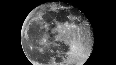 Schon anderthalb Tage nach Vollmond sind am 30. Dezember 2020 wieder die Mondkrater zu sehen. Fotografiert von Ernst Schindler | Bild: Ernst Schindler