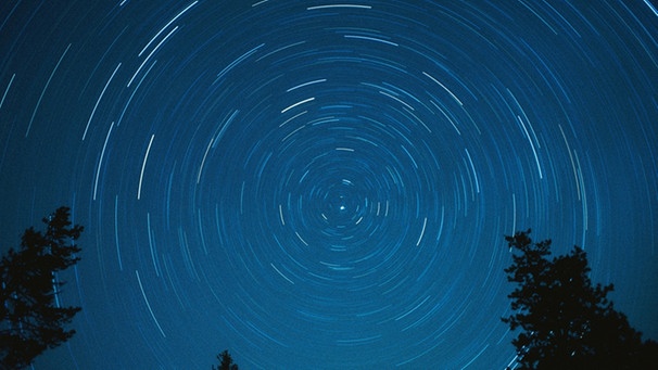 Langzeitbelichtung des Himmelsnordpol mit der typischen Strichspur der zirkumpolaren Sterne | Bild: Getty Images
