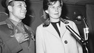 Valentina Tereschkowa, die erste Frau im Weltall, hier mit Juri Gagarin, dem ersten Mann im All, am Flughafen in New York im Jahr 1963. | Bild: picture alliance / ASSOCIATED PRESS | Ray Howard