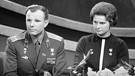Beide umjubelt: Valentina Tereschkowa, erste Frau im All, mit Juri Gagarin, erster Mann im All. | Bild: picture alliance / SZ Photo | Fine Art Images