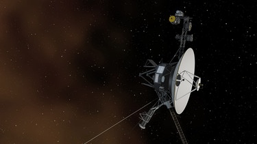 Künstlerische Darstellung der Raumsonde Voyager 1. 1977 brachen die beiden Voyager-Sonden der NASA zu ihrer Mission ins Weltall auf. Dort erkunden sie noch heute, mehr als 45 Jahre später, unser Sonnensystem. | Bild: picture alliance / dpa | John. S. Howard / Nasa/Jpl-Calte