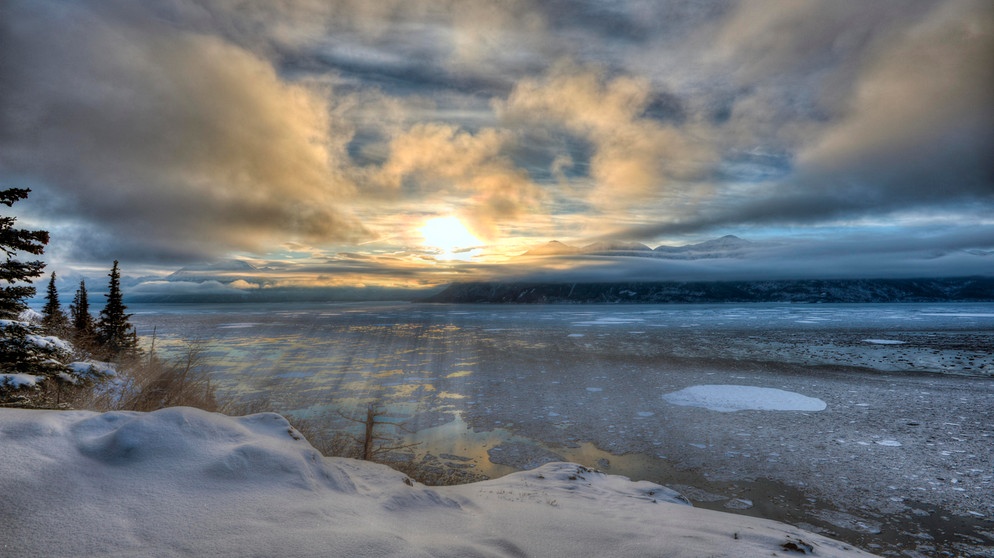 Wintersonnenwende am Turnagain Arm, Alaska | Bild: picture alliance / imageBROKER | Ted Raynor