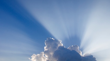 Wolken vor Sonne: Eine Idee des Climate Engineering ist es, künstliche Wolken zu erzeugen, die die Sonne abschirmen. | Bild: colourbox.com